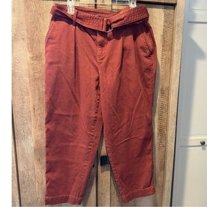 Rust-color belted pleated pant.